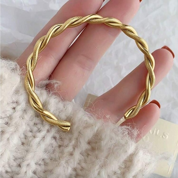 Jewelry - Chic Gold Twisted Bangle